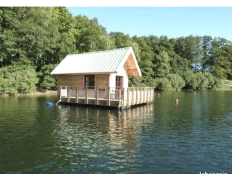 Chalets flottants lac saint Étienne Cantales (Chalets flottants lac saint Etienne Cantales)の写真