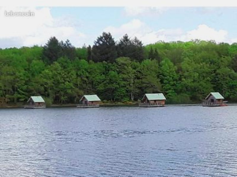 Chalets flottants lac saint Étienne Cantales (Chalets flottants lac saint Etienne Cantales)の写真