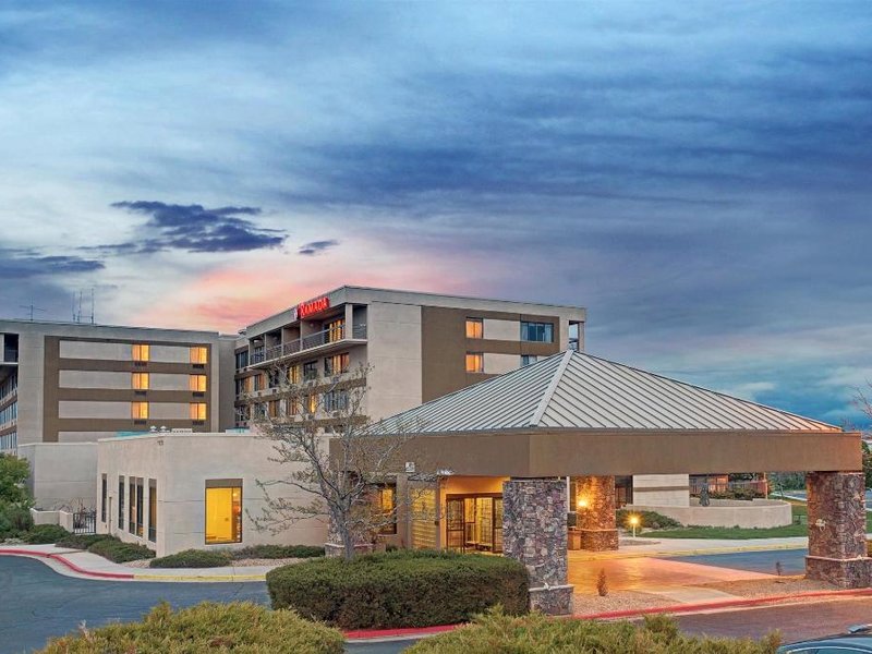 Ramada Englewood Hotel and Suitesの写真