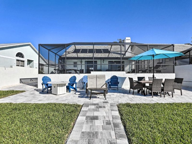 Apollo Beach Getaway with Dock and Pool!の写真