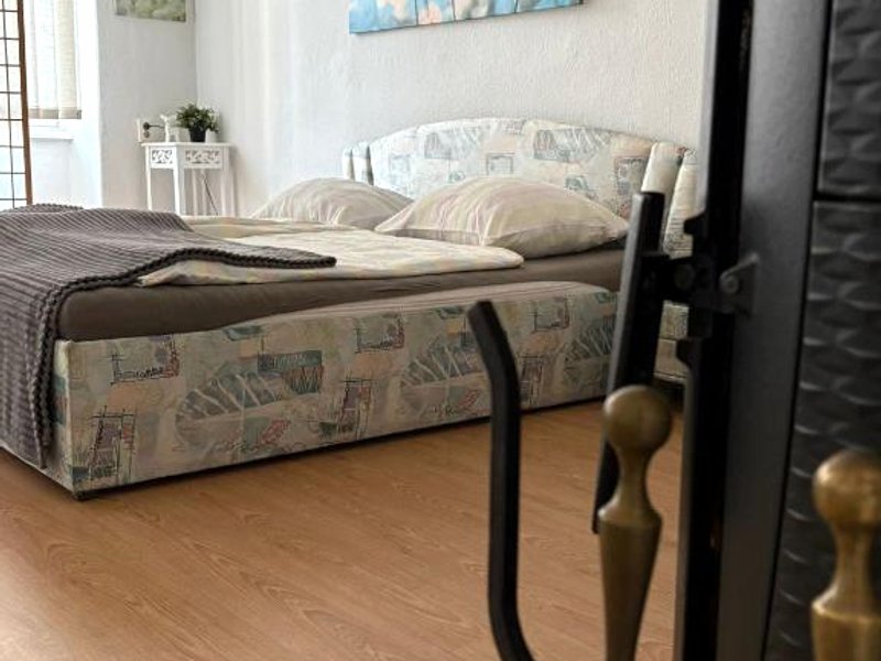 Nr 3 Großzügiges Kamin-Zimmer mit King-Size Bett im Zentrum WLAN TV gute Laune (Nr 3 Großzugiges Kamin-Zimmer mit King-Size Bett im Zentrum WLAN TV gute Laune)の写真