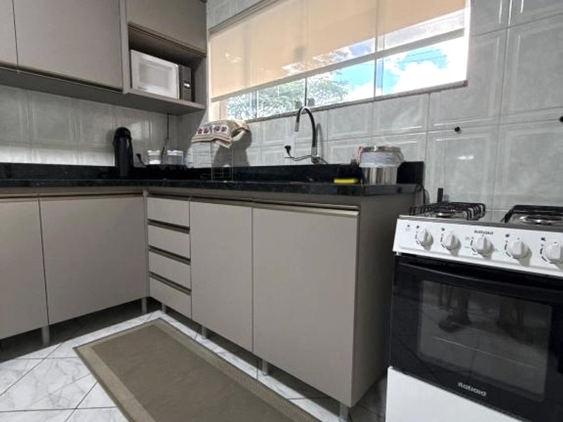 Apto completo, 3 quartos, 2 banheiros, sala com tv a cabo smart, internet rapida, cozinha completa, の写真
