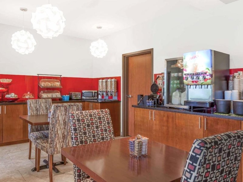 ラマダ バイ ウィンダム カーライル (Ramada by Wyndham Carlyle)の写真