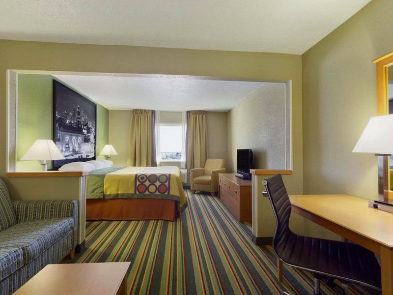 スーパー 8 バイ ウインダム リーズ サミット (Super 8 By Wyndham Lees Summit)の写真