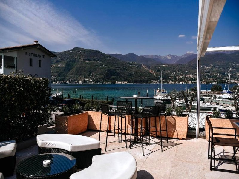 Bella Hotel & Restaurant with private dock for mooring boatsの写真
