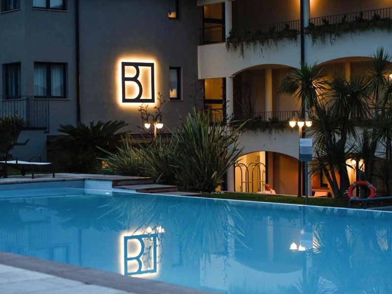 Bella Hotel & Restaurant with private dock for mooring boatsの写真