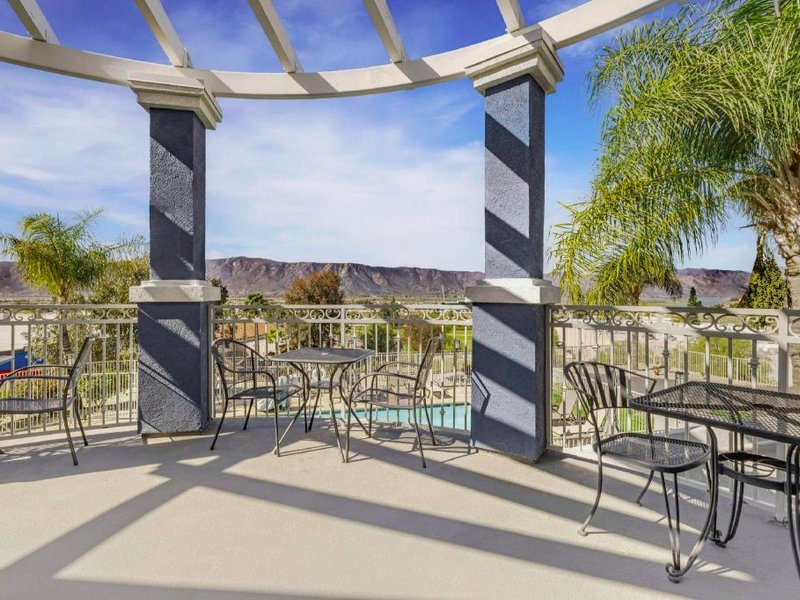 Best Western Plus Lake Elsinore Inn & Suitesの写真