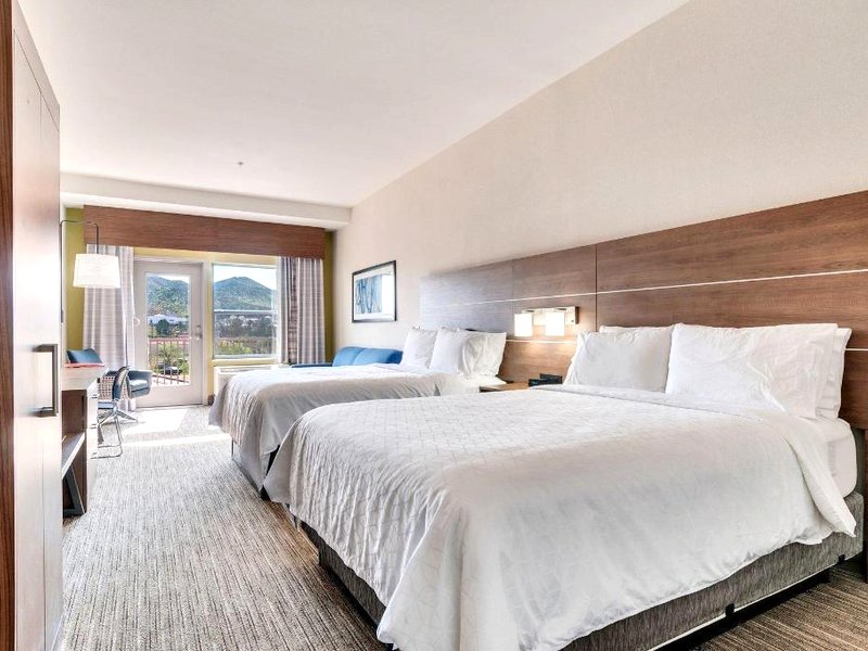 Holiday Inn Express Hotel & Suites Lake Elsinore By IHGの写真