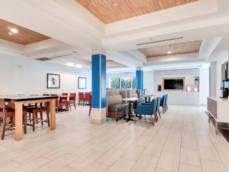 Holiday Inn Express Hotel & Suites Lake Elsinore By IHGの写真