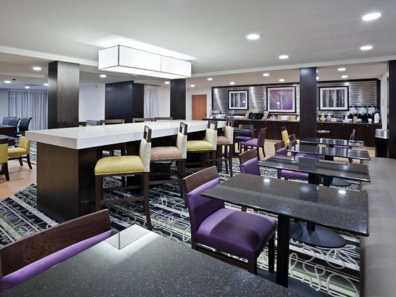 ラ キンタ イン&スイーツ バイ ウィンダム デトロイト メトロ エアポート (La Quinta Inn & Suites by Wyndham Detroit Metro Airport)の写真