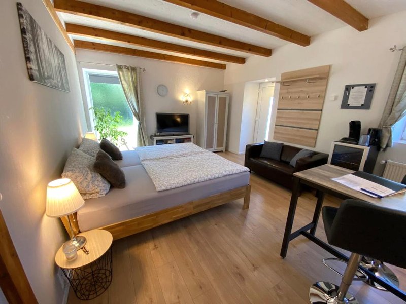 Großes Doppelzimmer mit eigenem Bad und Kühlschrank, frisch saniert (Großes Doppelzimmer mit eigenem Bad und Kuhlschrank, frisch saniert)の写真