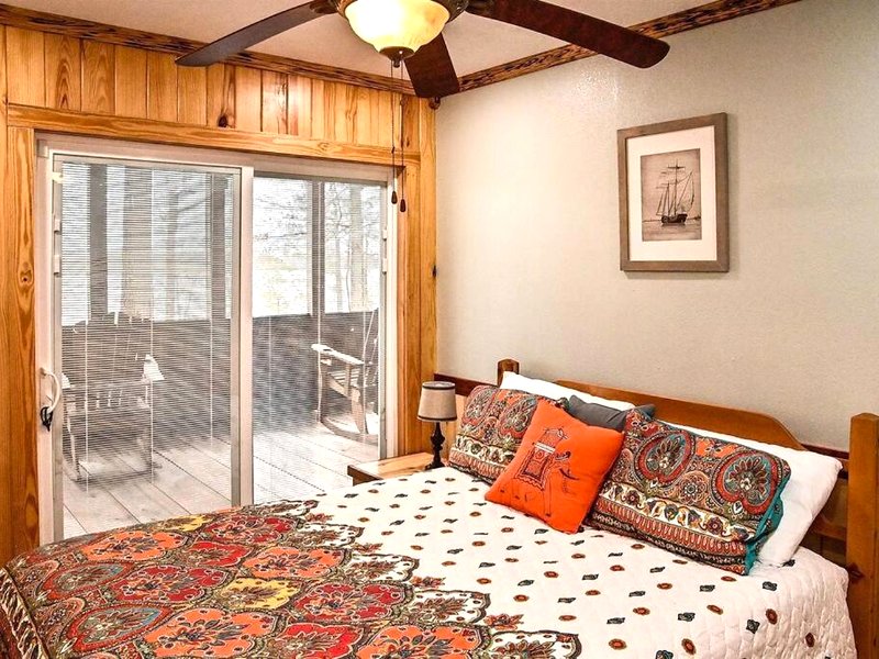 Cozy lakefront cabin with boat house and ramp on Tの写真
