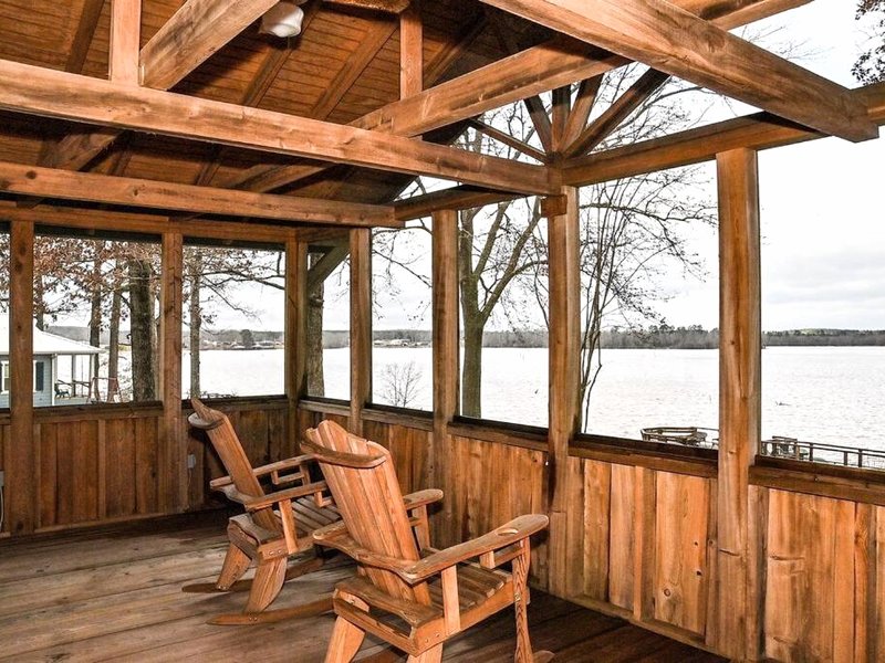 Cozy lakefront cabin with boat house and ramp on Tの写真