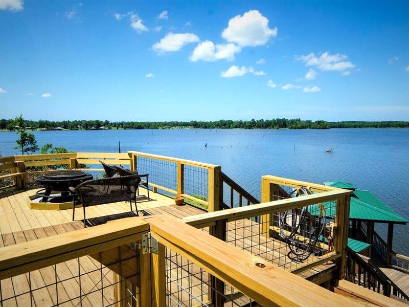 Cozy lakefront cabin with boat house and ramp on Tの写真