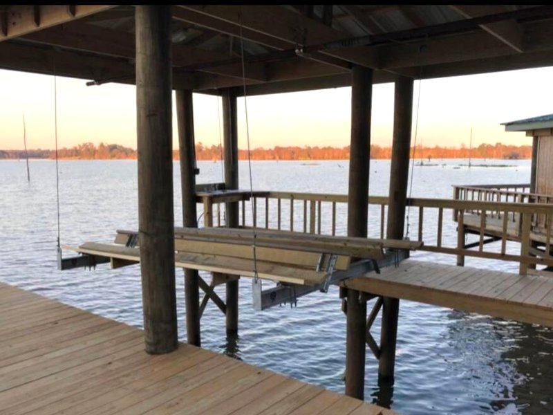 Cozy lakefront cabin with boat house and ramp on Tの写真