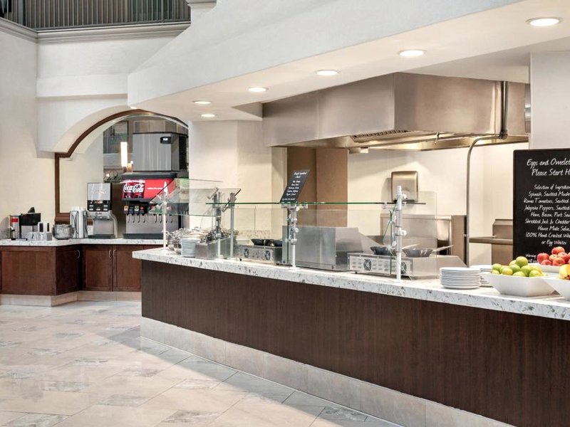 エンバシー スイーツ バイ ヒルトン サンタアナ オレンジカウンティ エアポート (Embassy Suites by Hilton Santa Ana Orange County Airport)の写真