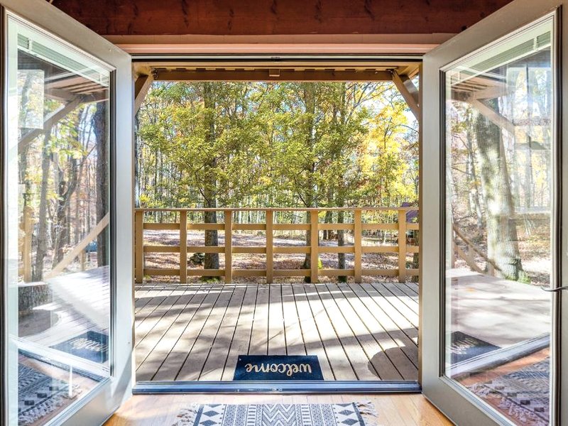 Private Lake&Beach w Golf, Fire Pit, Deck & WiFi!の写真