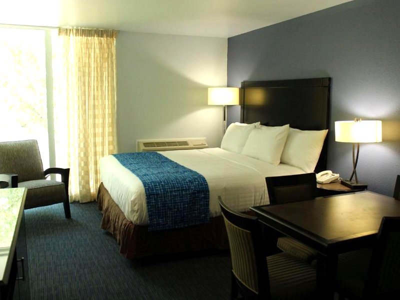 トラベロッジ バイ ウィンダム ウォーターズ エッジ ホテル レーシン (Travelodge by Wyndham Water’s Edge Hotel  Racine)の写真
