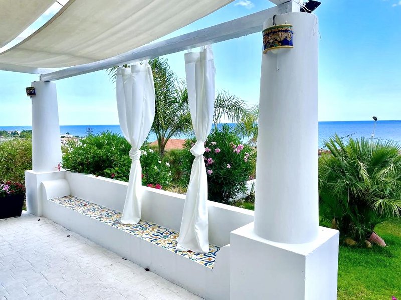 Spacious house with jacuzzi in Brancaleone Marinaの写真
