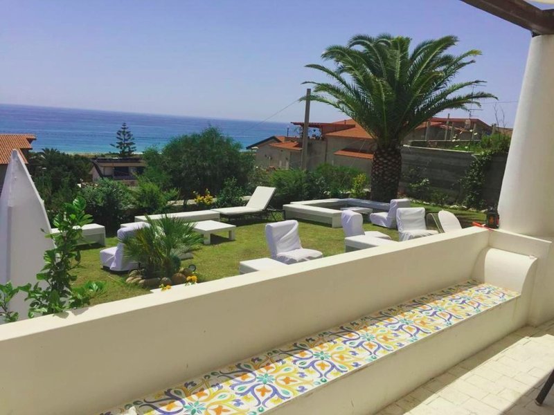 Spacious house with jacuzzi in Brancaleone Marinaの写真
