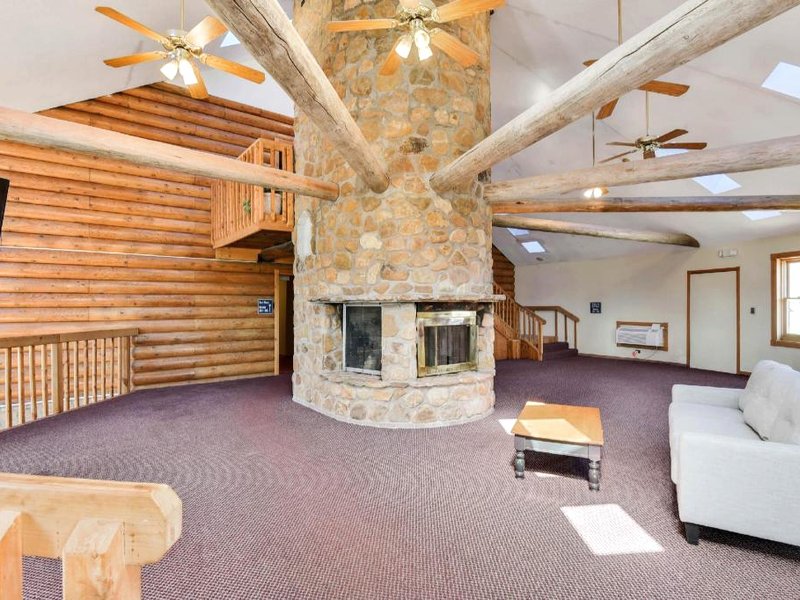 カサ ロマ イン & スイーツ バイ OYO ダベンポート IA (Casa Loma Inn & Suites by OYO Davenport IA near I-80)の写真