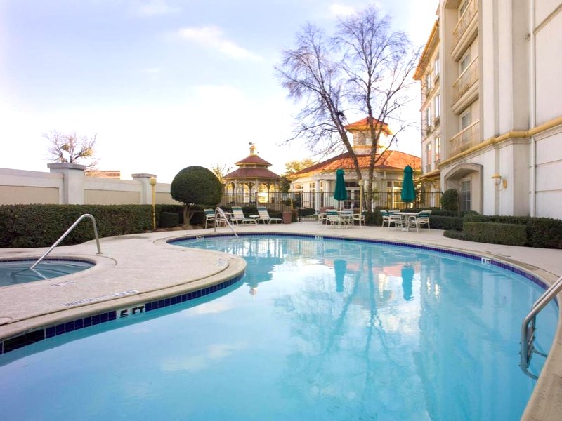ラ キンタ イン アンド スイーツ フォート ワース シティ ビュー (La Quinta Inn and Suites Fort Worth City View)の写真