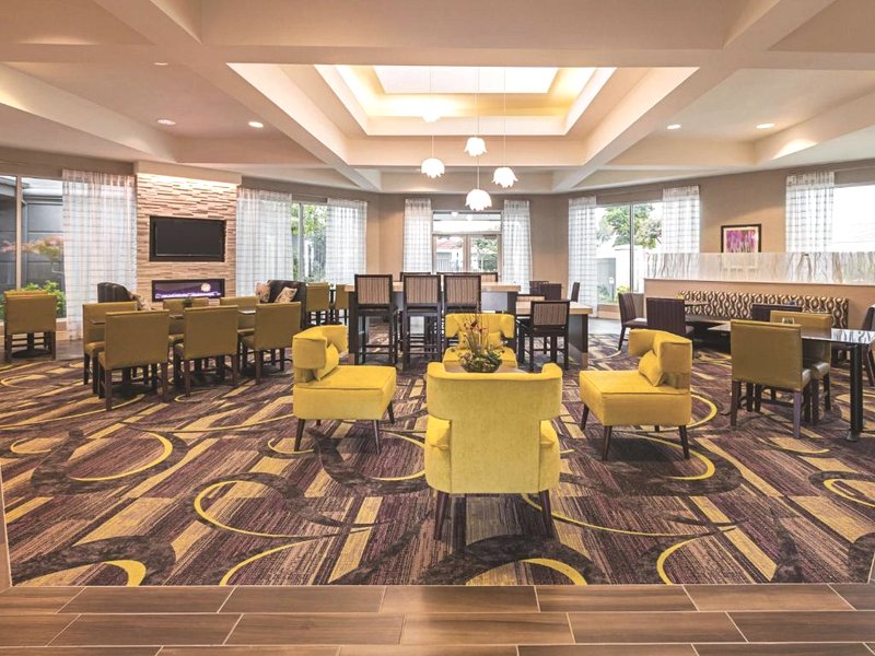 ラ キンタ イン アンド スイーツ フォート ワース シティ ビュー (La Quinta Inn and Suites Fort Worth City View)の写真