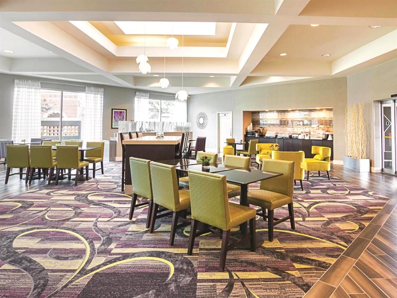 ラ キンタ イン アンド スイーツ フォート ワース シティ ビュー (La Quinta Inn and Suites Fort Worth City View)の写真