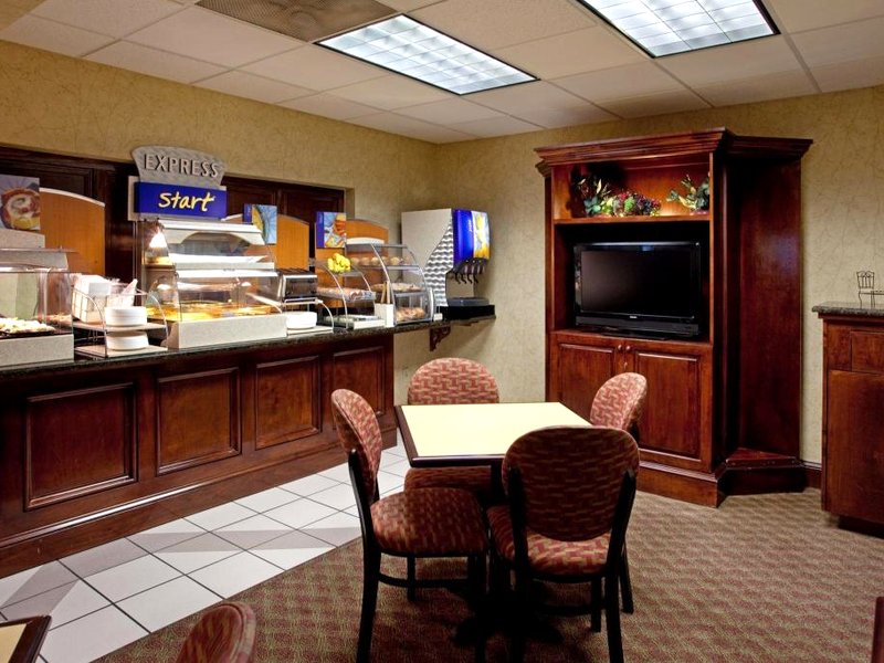 Lexington Inn and Suitesの写真