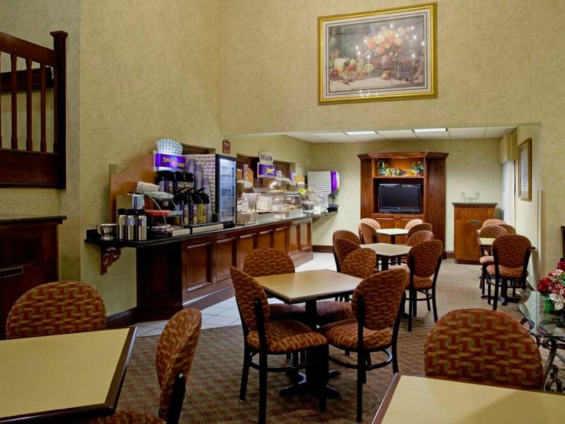 Lexington Inn and Suitesの写真