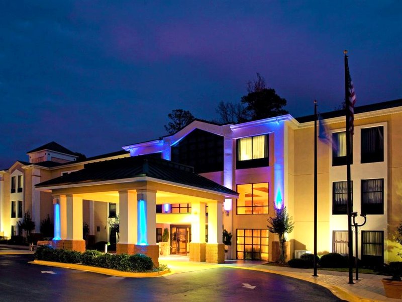 Lexington Inn and Suitesの写真
