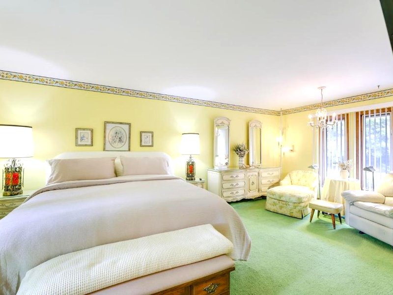 Retro Ohio Home on 1-Acre Propertyの写真