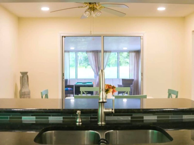 The 114 House has views of Grassy Lakeの写真