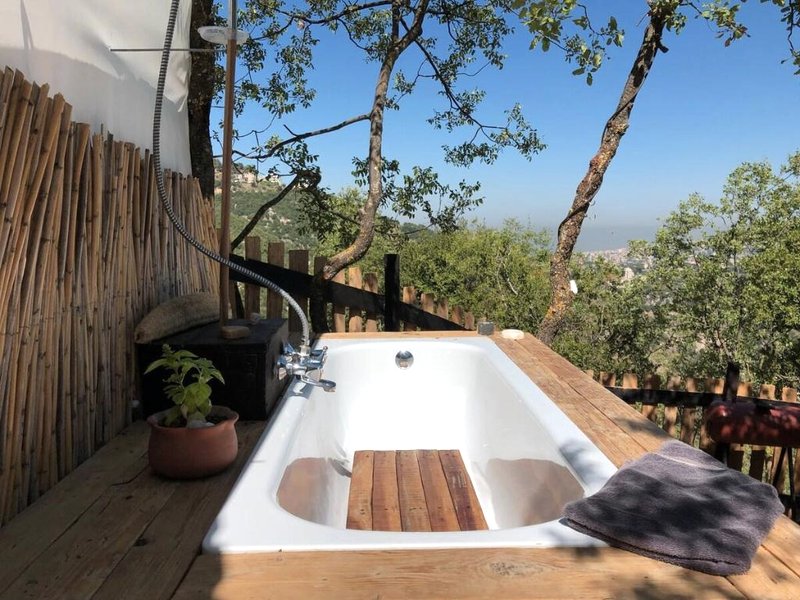 ［ケンチャラ］バンガロー（m²）｜ 1ベッドルーム／1バスルーム (The Owl Nest -  Treehouse with outdoor hot tub)の写真