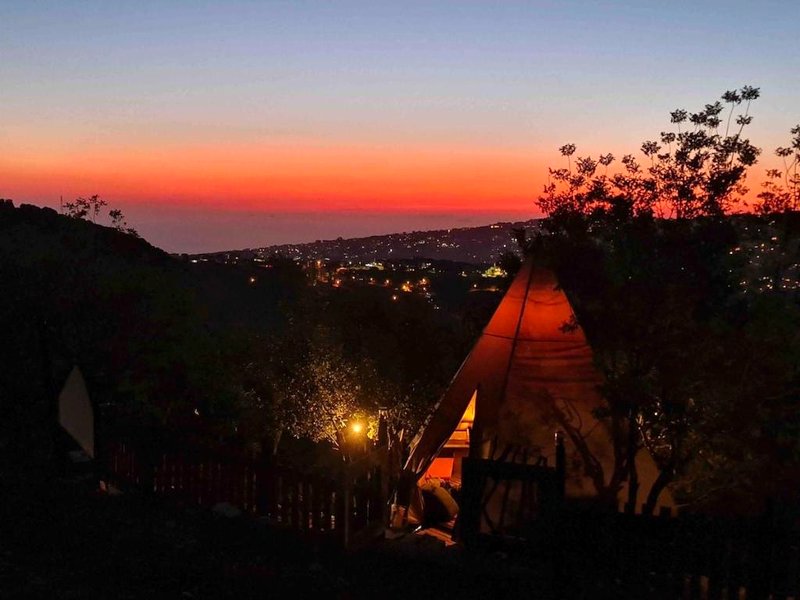 ［ケンチャラ］バンガロー（m²）｜ 1ベッドルーム／1バスルーム (The Owl Nest -  Treehouse with outdoor hot tub)の写真