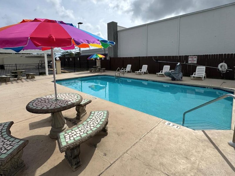 Hole Inn the Wall Hotel - Fort Walton Beach - Sunset Plaza - near Beaches & Hurlburtの写真