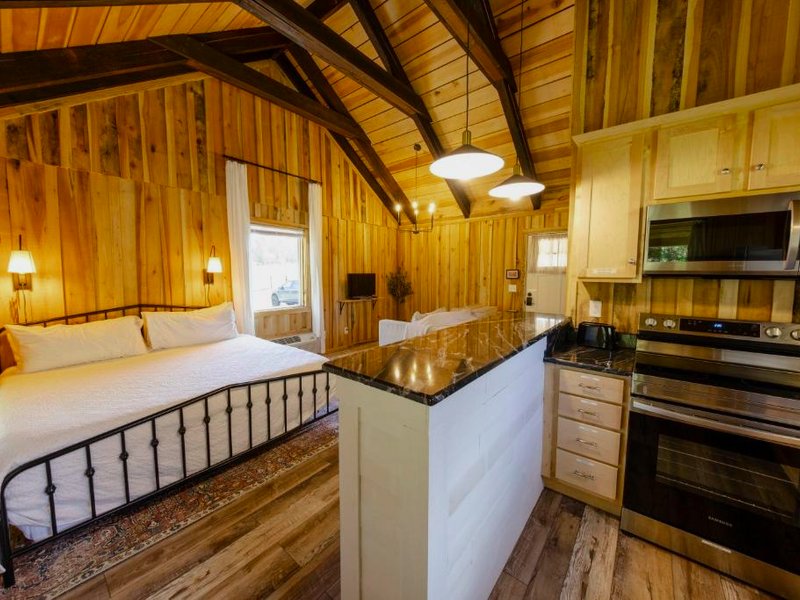 CenterHillLakeCouplesRelaxingCreeksideTinyCabin 4の写真