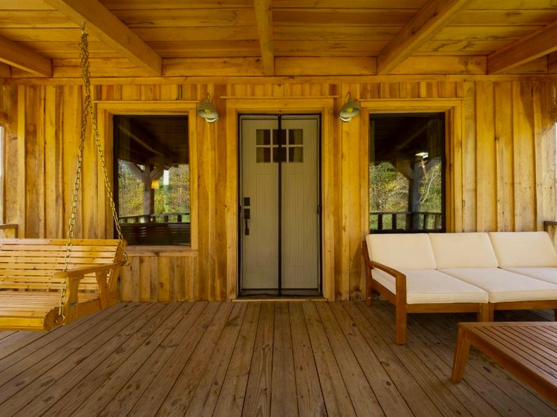 CenterHillLakeCouplesRelaxingCreeksideTinyCabin 4の写真