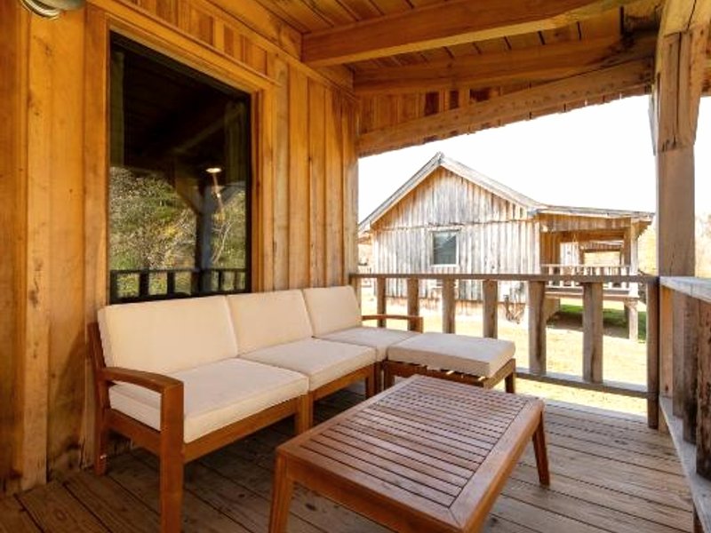 CenterHillLakeCouplesRelaxingCreeksideTinyCabin 4の写真