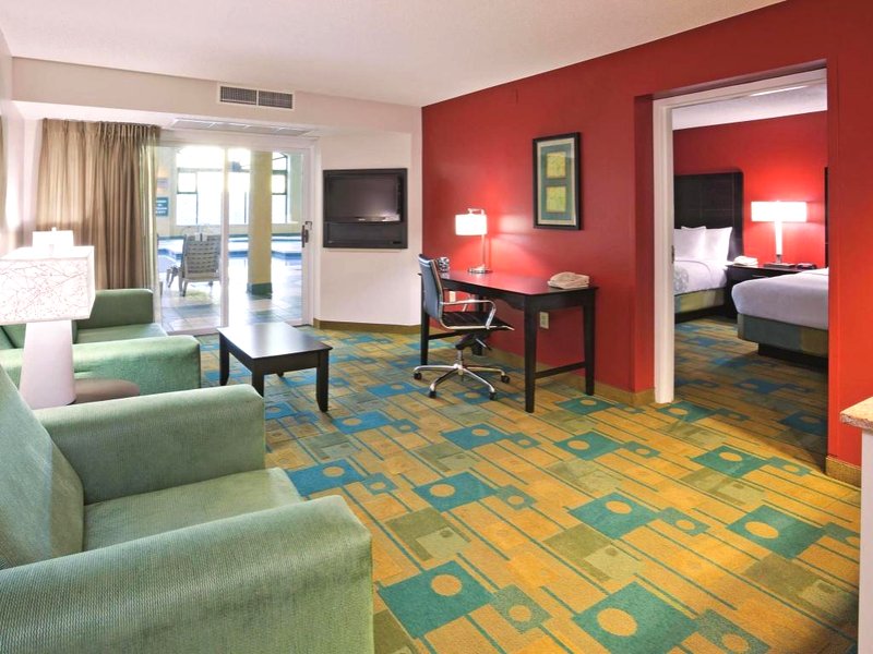 La Quinta Inn & Suites by Wyndham Milwaukee Bayshore Areaの写真