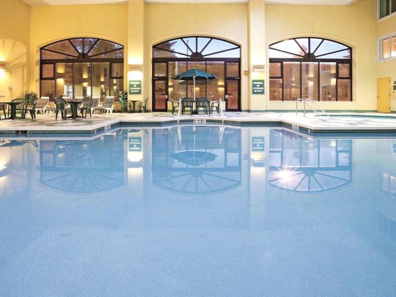 La Quinta Inn & Suites by Wyndham Milwaukee Bayshore Areaの写真