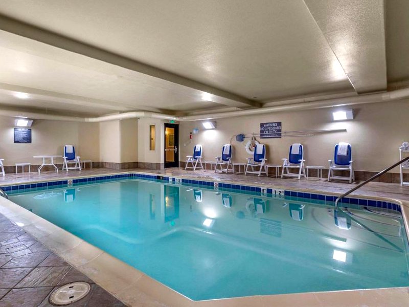 コンフォート スイーツ ゴールデン  ウェスト オン エバグリーン パークウェイ (Comfort Suites Golden West on Evergreen Parkway)の写真