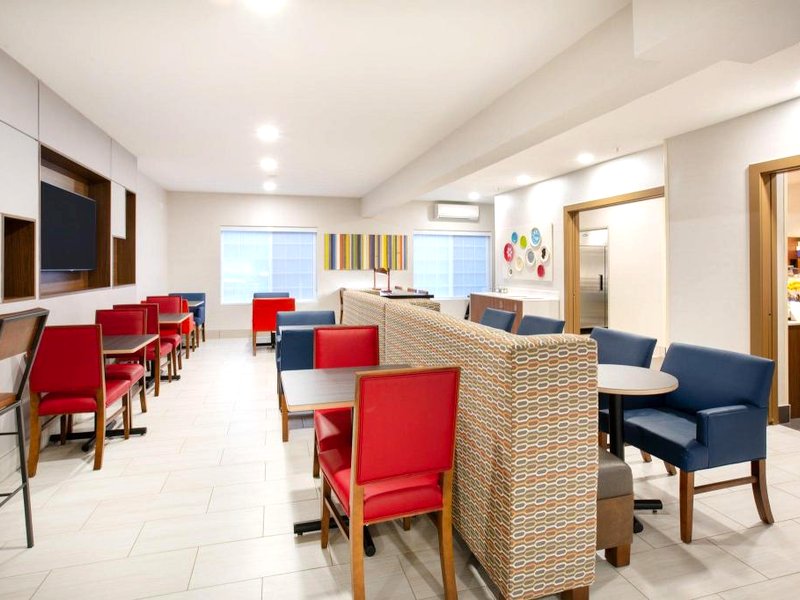 ホリデイ イン エクスプレス アンド スイーツ リンカーン シティ バイ IHG (Holiday Inn Express and Suites Lincoln City By IHG)の写真