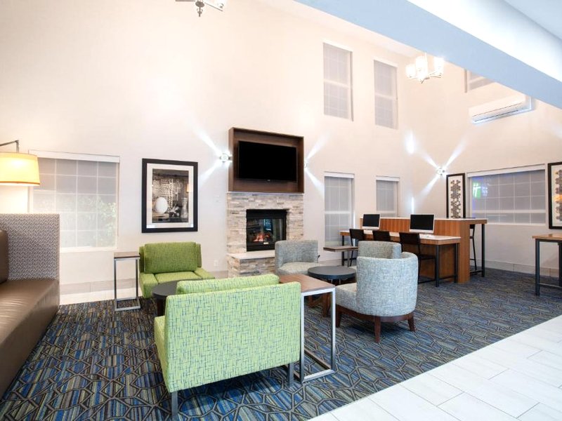 ホリデイ イン エクスプレス アンド スイーツ リンカーン シティ バイ IHG (Holiday Inn Express and Suites Lincoln City By IHG)の写真