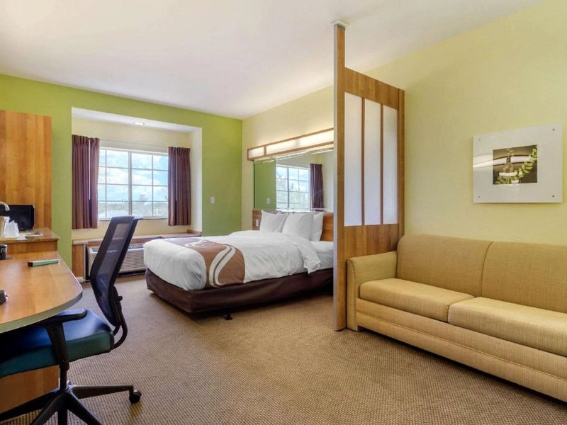 クオリティ イン&スイーツ リーハイ エーカーズ フォート マイアーズ (Quality Inn & Suites Lehigh Acres Fort Myers)の写真