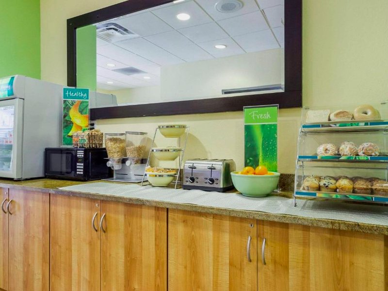 クオリティ イン&スイーツ リーハイ エーカーズ フォート マイアーズ (Quality Inn & Suites Lehigh Acres Fort Myers)の写真
