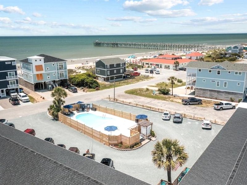 The Beach House at Oak Island by Carolina Retreatsの写真