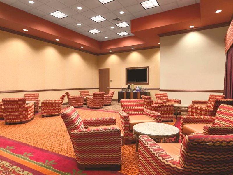 Embassy Suites by Hilton Omaha La Vista Hotel & Conference Centerの写真