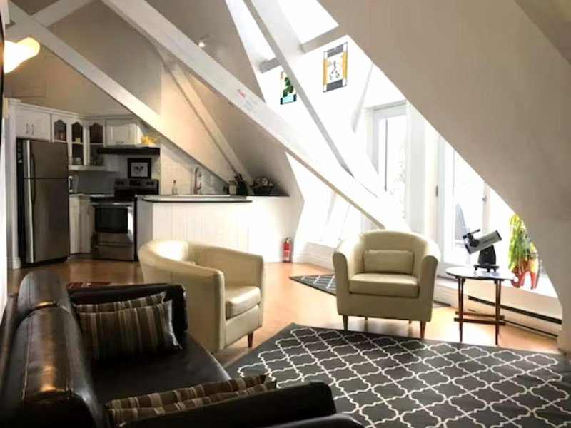 Historic Gothic Stone Church Home and Studio Loftの写真
