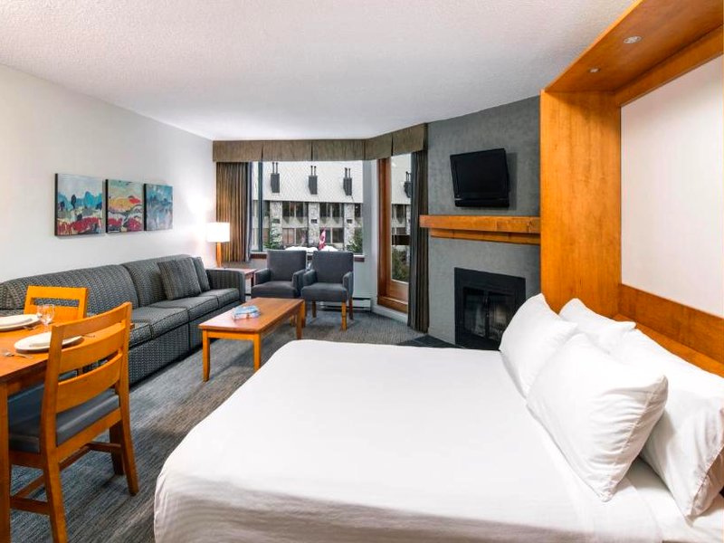 ウィスラー ビレッジ イン＆スイーツ (Whistler Village Inn & Suites)の写真